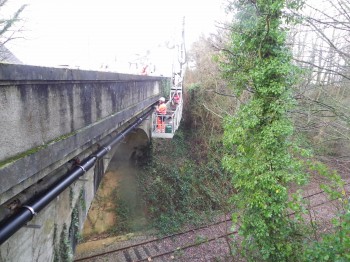 Travaux de remplacement exceptionnels & périlleux d’une canalisation sous le pont de la voie ferrée “rue Pierre Mendès France” à Beuzeville